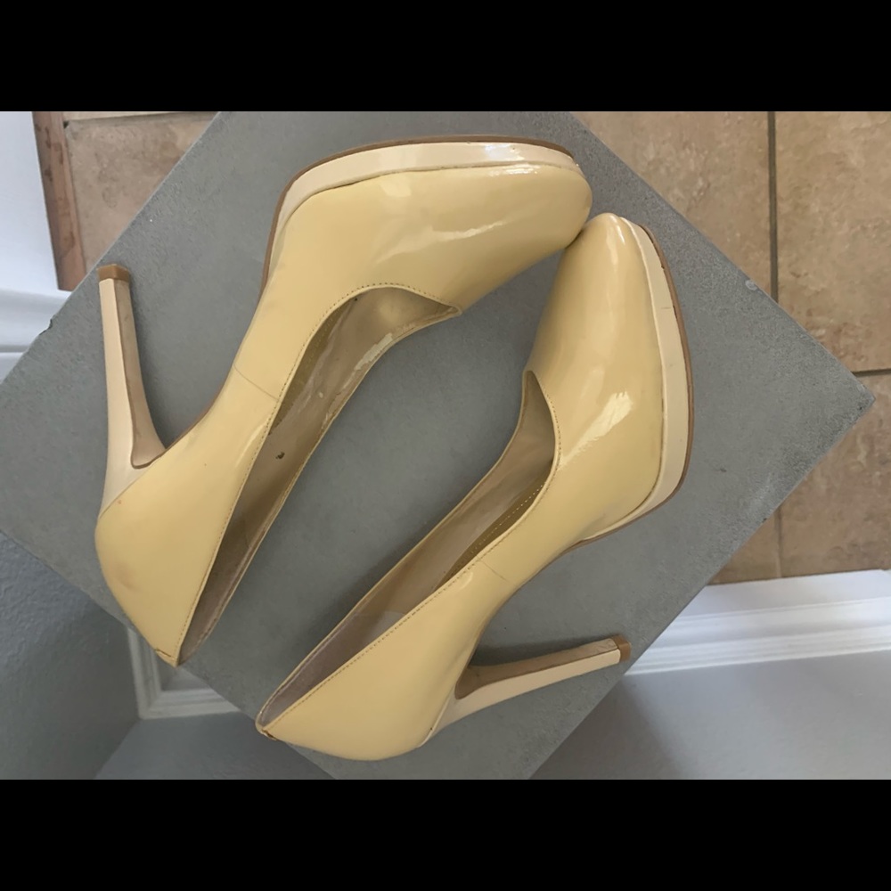 Women’s BCBG heels - Picture 4 of 8